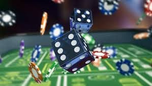 Pengguna memeriksa deposit pulsa di ponsel
